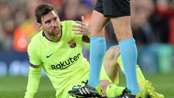 Messi terminó con el rostro lleno de sangre, por un manotazo de Christopher Smalling