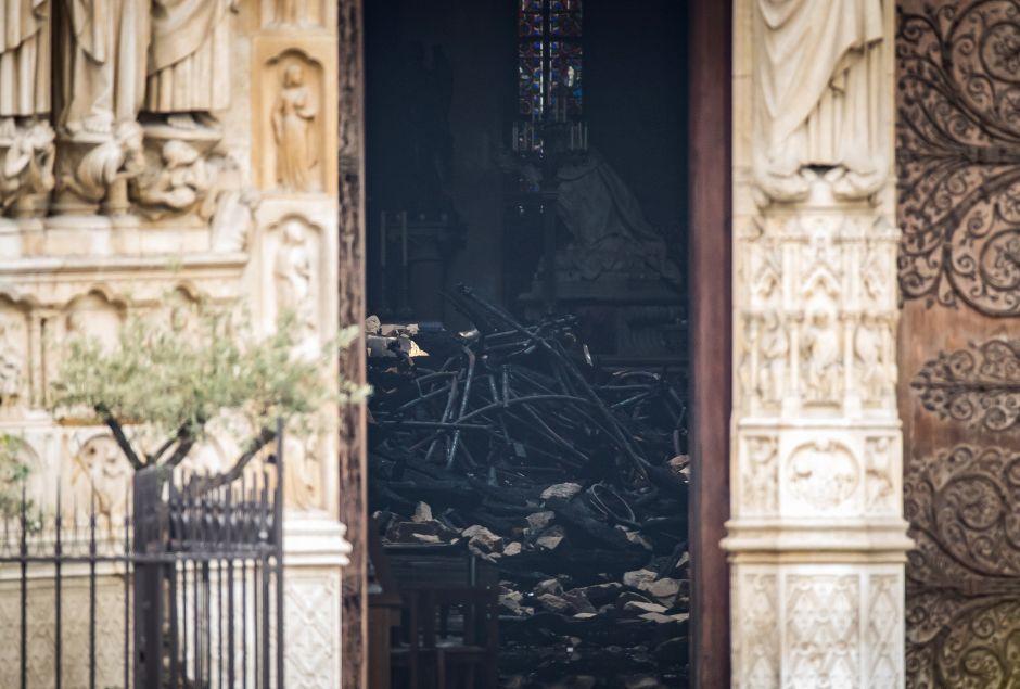 Pila de escombros dentro de la catedral de Notre Dame.