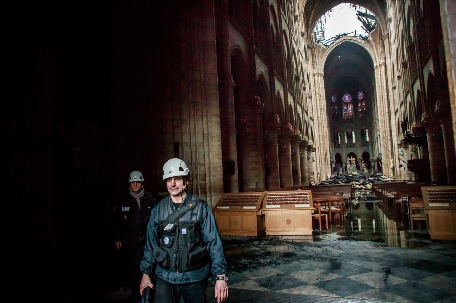 Varios operarios trabajando este martes en el interior de la catedral.