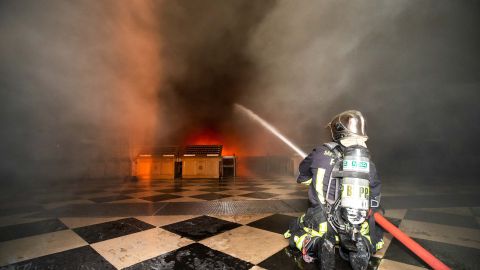 El cura entró al edificio con los bomberos.