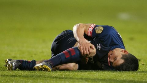 El mexicano Hirving Lozano del PSV Eindhoven se duele de la rodilla en el partido contra el Willem II Tilburg.