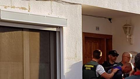 El sujeto llevó a su familia a una cueva para asesinarlos.