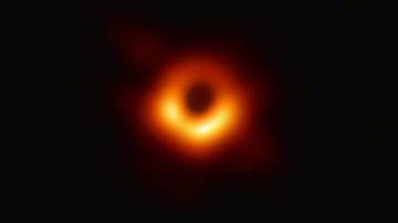 La imagen de un agujero negro capturado por  Event Horizon Telescope.