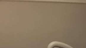 La pequeña Bella sonriendo en el hospital.