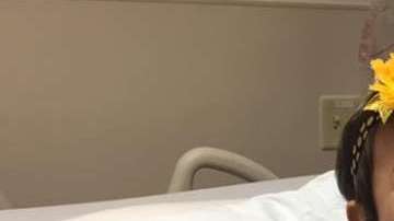 La pequeña Bella sonriendo en el hospital.