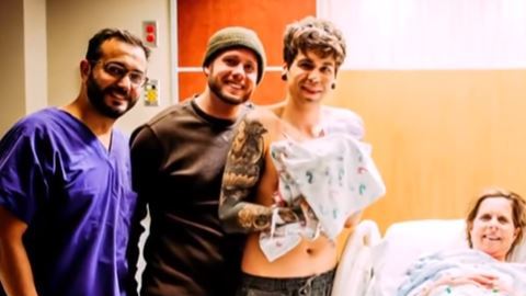 Abuela da a luz a nieta hijo gay