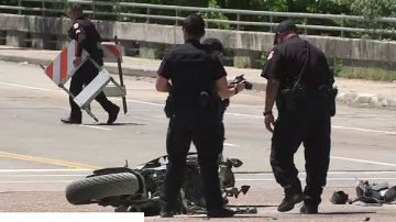 Testigos trataron de auxiliar al motociclista pero lamentablemente murió en la escena.