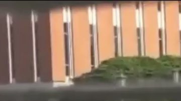 Las autoridades registran la universidad de Charlotte tras el tiroteo.