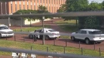Las autoridades registran la universidad de Charlotte tras el tiroteo.