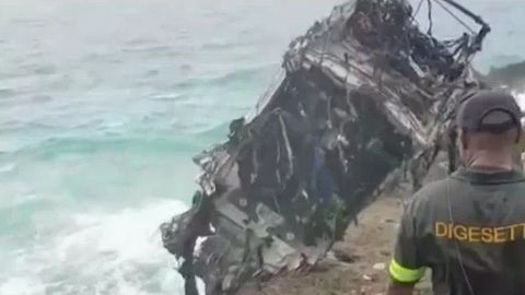 El auto al ser sacado del Mar Caribe