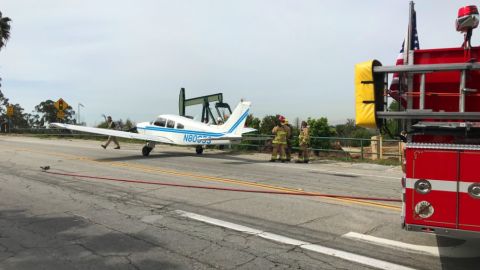 El aéreo aterrizó sin incidentes en Orange Avenue a las 10:23 a.m. aproximadamente.