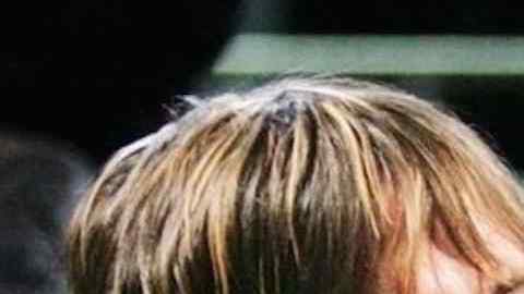 En la imagen de 2007 se observa a John Bishop bautizando a un congregante.