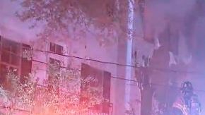 El incendio consumió varias unidades y se regó de manera rápida.