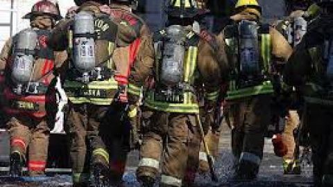 Despiden cadetes bomberos en Houston,