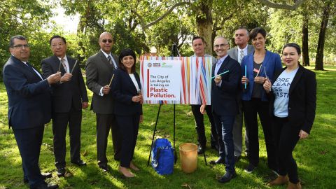 Concejal Mitch O’Farrell (c) con simpatizantes de la medida que ayudará al medio ambiente. (Suministrada)