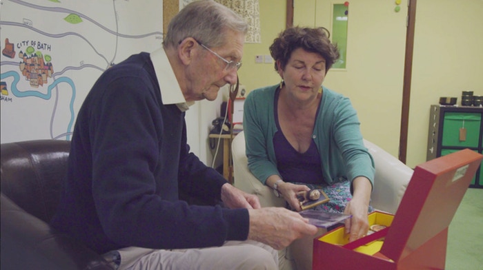 Chloe Meineck creó la caja de memoria para su abuela con demencia.