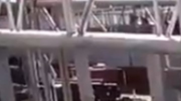El conductor pasa las barras antes de que el tren choque con el auto.