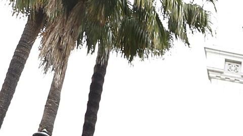 Felicia Carbajal (en el micrófono) dijo que la comunidad latina ha quedado fuera de la recepción de ayuda. / foto: Aurelia Ventura.