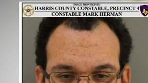 John Indridson (der.)  se mantiene prófugo de la justicia.