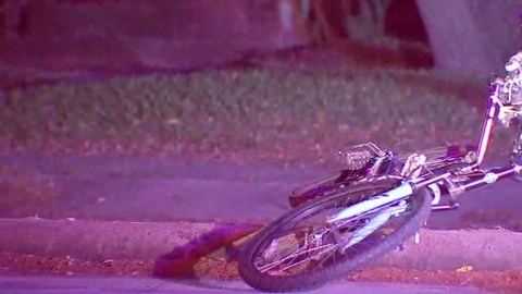 Ciclista muere atropellado por una camioneta, el conductor huyó de la escena.