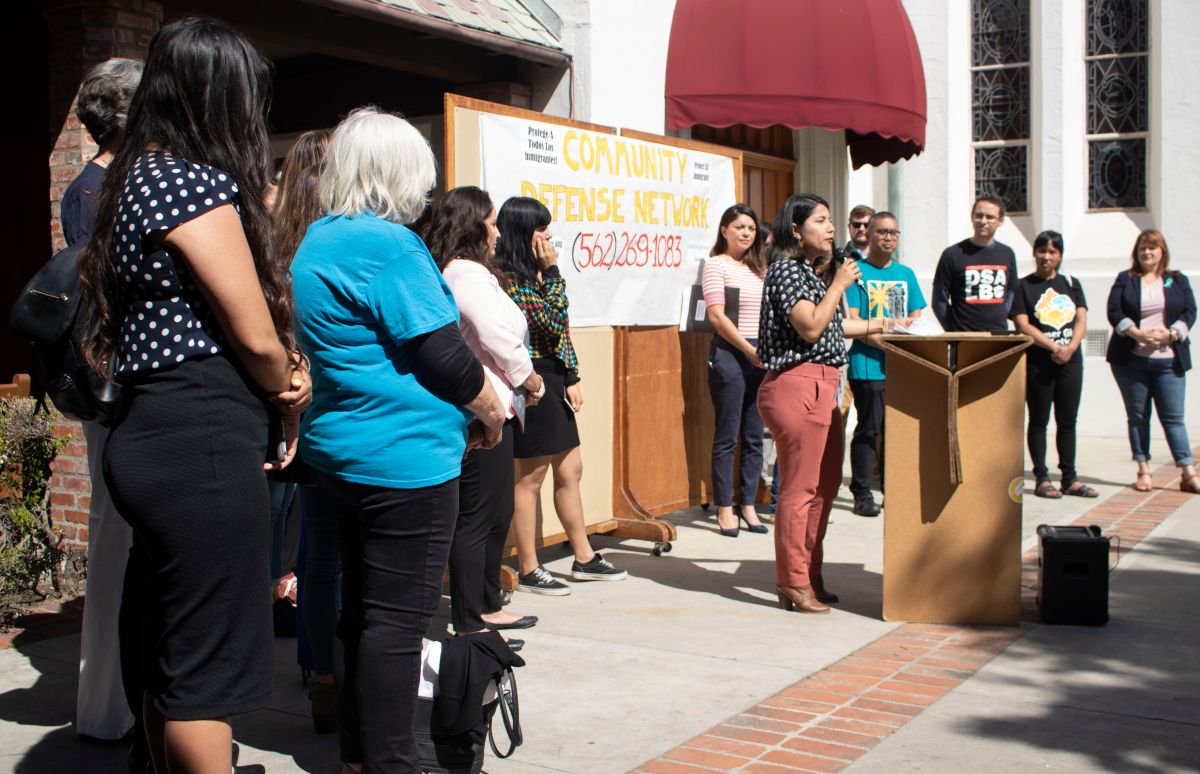 Activistas por los derechos humanos como Maria Lopez, Directora of Community Organizing with Housing Long Beach,  se reunieron en la Iglesia Episcopal St Luke de Long Beach para anunciar la puesta en marcha del Fondo de Justicia. (Foto cortesía de la organización Long Beach Forward).
