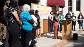 Activistas por los derechos humanos como Maria Lopez, Directora of Community Organizing with Housing Long Beach,  se reunieron en la Iglesia Episcopal St Luke de Long Beach para anunciar la puesta en marcha del Fondo de Justicia. (Foto cortesía de la organización Long Beach Forward).