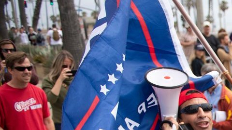 Decenas de personas quieren que California deje de ser une estado santuario. (TW: Kevin Sullivan)