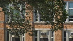 Estudiante dice que sale agua marrón de los grifos de una escuela pública en el sur de Chicago