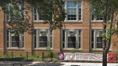 Estudiante dice que sale agua marrón de los grifos de una escuela pública en el sur de Chicago