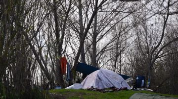 Shannon Bigley, de 33 años, estaba durmiendo en campamento de desamparados cerca de la autopista 99 en Modesto, California.