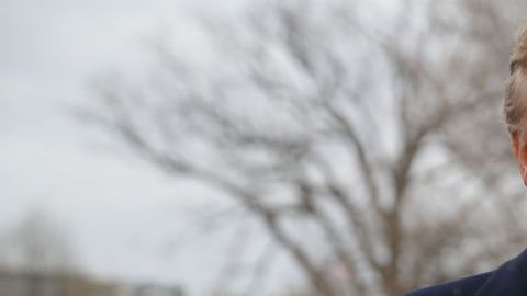El presidente Donald Trump habla con los reporteros el 5 de abril de 2019 en Washington, DC. antes de emprender su viaje al sur de California.