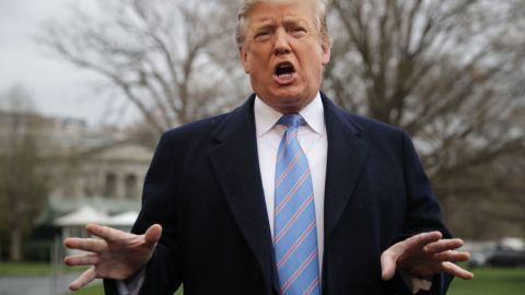 El presidente Donald Trump habla con los reporteros el 5 de abril de 2019 en Washington, DC. antes de emprender su viaje al sur de California.