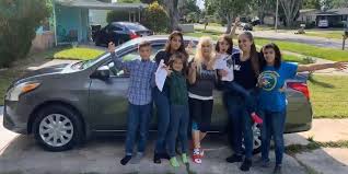 Niños huérfanos reciben un auto nuevo comprado por los vecinos y el Sheriff.