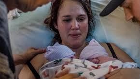 Madre de gemelos les pone el nombre de sus hijos muertos en un accidente de tráfico.