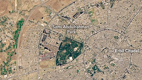 La Ciudadela Erbil aparece en el centro de lo que parece una rueda de carreta.