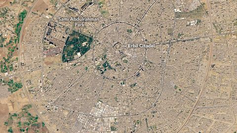 La Ciudadela Erbil aparece en el centro de lo que parece una rueda de carreta.