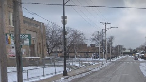 La Policía de Chicago dijo que dos hombres estaban en un auto estacionado afuera de la Escuela Primaria Sherwood en la cuadra 200 al oeste de la calle 57th.
