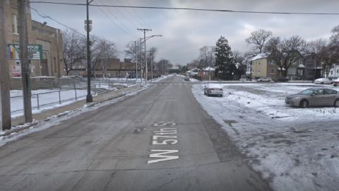 La Policía de Chicago dijo que dos hombres estaban en un auto estacionado afuera de la Escuela Primaria Sherwood en la cuadra 200 al oeste de la calle 57th.