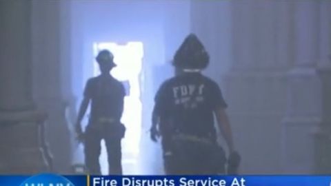 Bomberos dentro de St. John The Divine