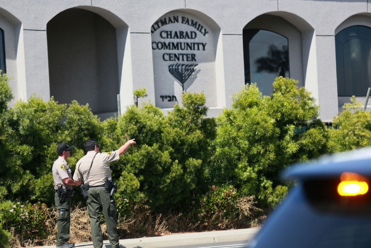 Un pistolero mató a una mujer e hirió a otros en una sinagoga en CA.
