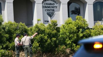 Un pistolero mató a una mujer e hirió a otros en una sinagoga en CA.