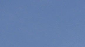 Varias personas dejan flores frente a la sinagoga atacada en Poway, el 27 de abril de 2019.