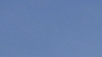 Varias personas dejan flores frente a la sinagoga atacada en Poway, el 27 de abril de 2019.