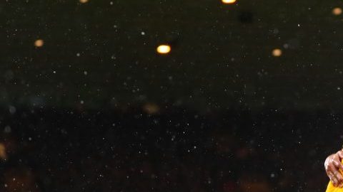Diogo Jota celebra un gol del Wolverhampton ante el Manchester United con el mexicano Raúl Jiménez.