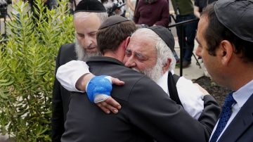 El Director Ejecutivo, Rabi Ysrael Goldstein, quien recibió un disparo en las manos, abraza a sus feligreses después de una conferencia de prensa fuera de la Sinagoga de Jabad de Poway el 28 de abril de 2019 en Poway, California.