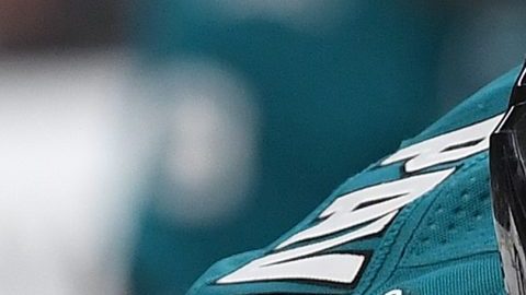 El capitán de los San Jose Sharks Joe Pavelski muestra las huellas del golpazo en la boca en el juego contra Las Vegas en los playoffs de la NHL.
