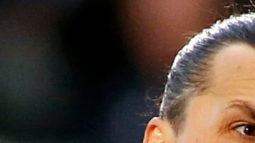 Zlatan Ibrahimovic de Los Angeles Galaxy le grita al nigeriano Nedum Onuoha del Real Salt Lake.