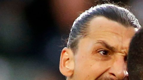 Zlatan Ibrahimovic de Los Angeles Galaxy le grita al nigeriano Nedum Onuoha del Real Salt Lake.