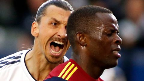 Zlatan Ibrahimovic de Los Angeles Galaxy le grita al nigeriano Nedum Onuoha del Real Salt Lake.