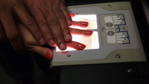 La tecnología permite que ICE automáticamente reciba las huellas digitales de toda persona que es detenida a nivel local.